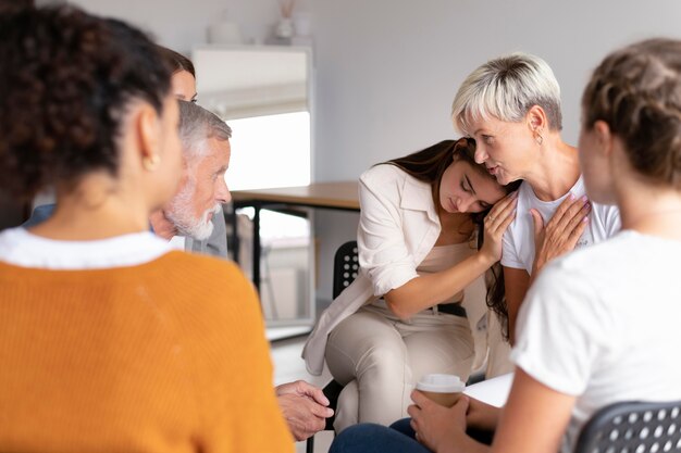 Persone che si incontrano al centro sociale