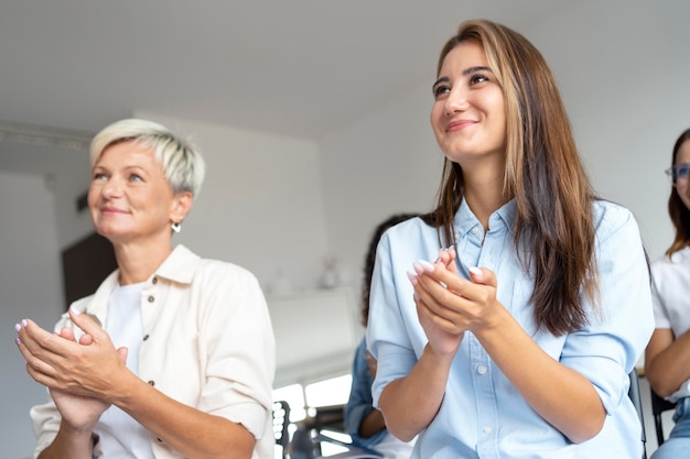 Persone che si incontrano al centro sociale