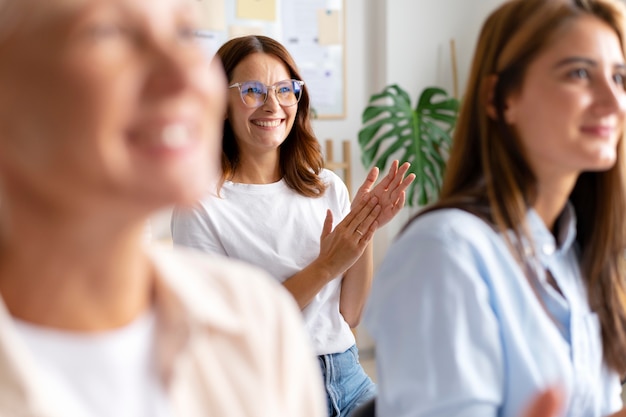 Persone che si incontrano al centro sociale