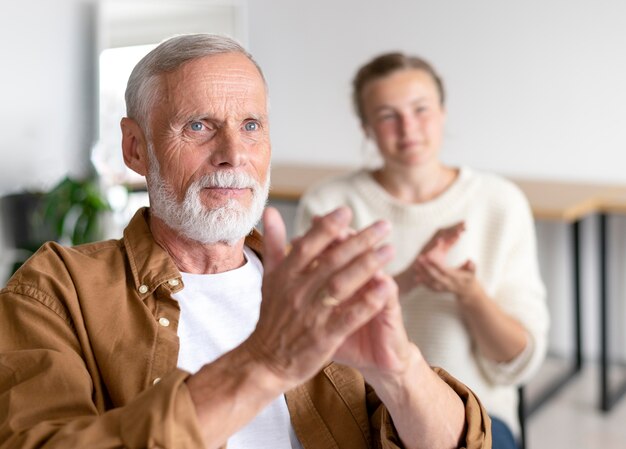 Persone che si incontrano al centro sociale