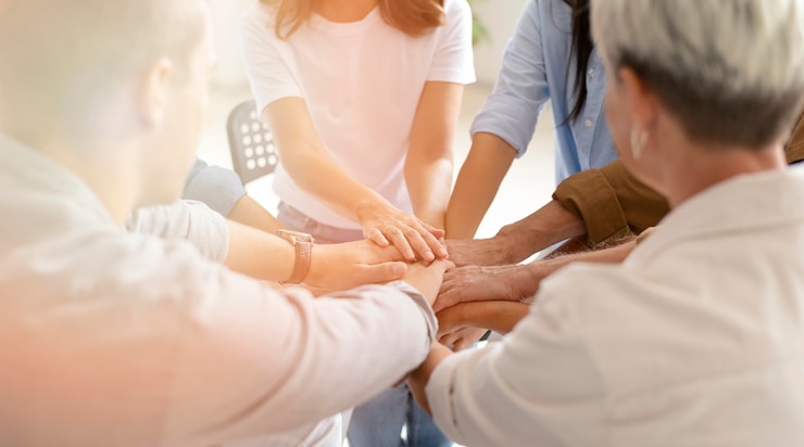 Foto gratuito persone che si incontrano al centro sociale
