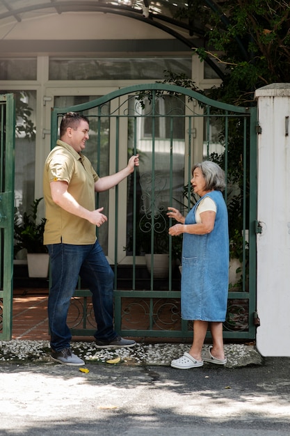 Persone che si incontrano e discutono nel quartiere