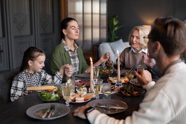 Persone che si incontrano per il ricongiungimento familiare