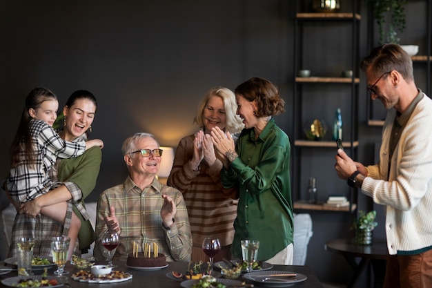 Persone che si incontrano per il ricongiungimento familiare