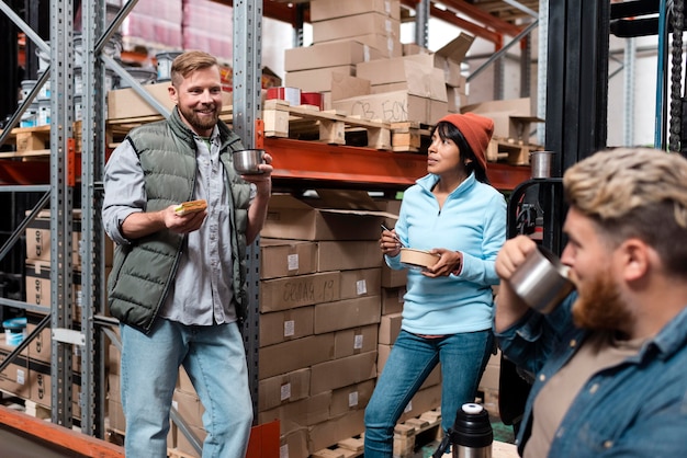 Persone che si occupano della logistica di magazzino