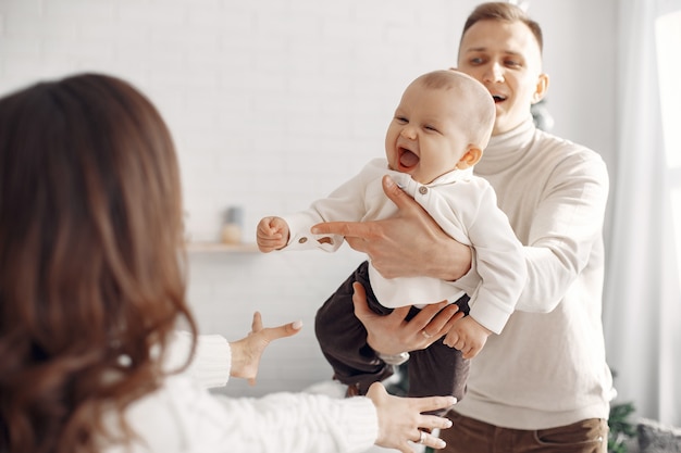 Persone che si preparano per il Natale. La famiglia sta riposando in una stanza festiva.