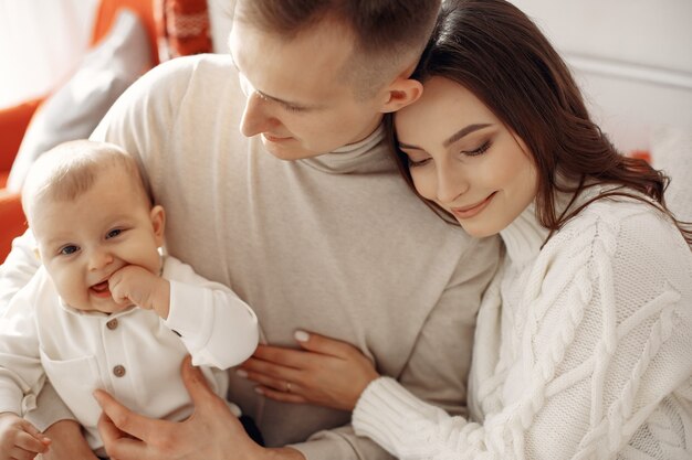 Persone che si preparano per il Natale. Persone sedute su un letto. La famiglia sta riposando in una stanza festiva.