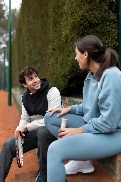 Persone che si preparano per la partita di tennis in inverno