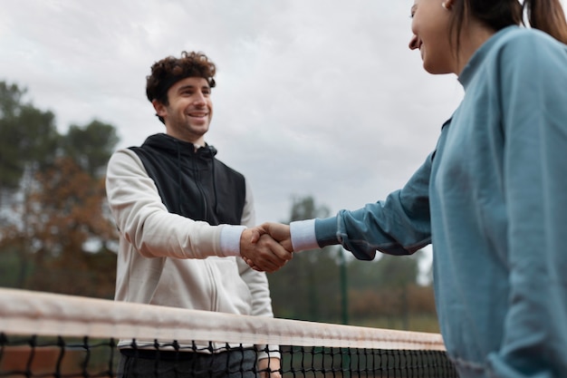 Persone che si preparano per la partita di tennis in inverno