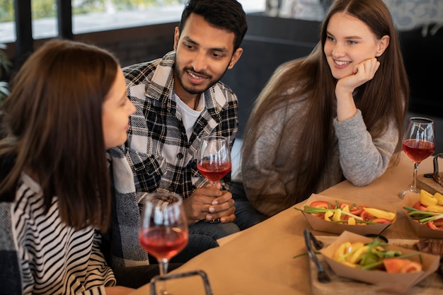 Persone che sorridono e parlano durante una riunione