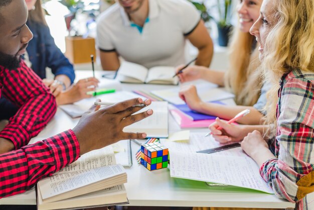 Persone che studiano insieme e comunicano