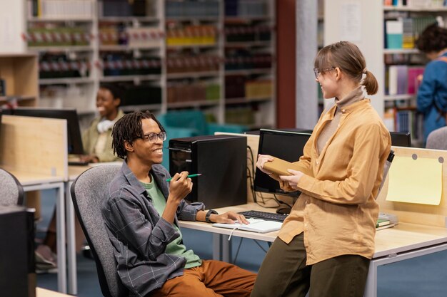 Persone che studiano pacificamente in biblioteca