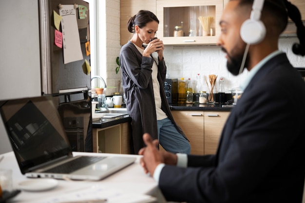 Persone che telelavoro si chiudono