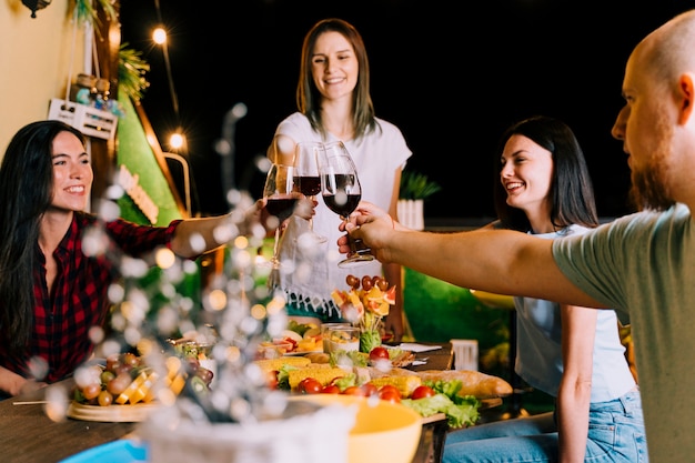 Persone che tostano vino alla festa