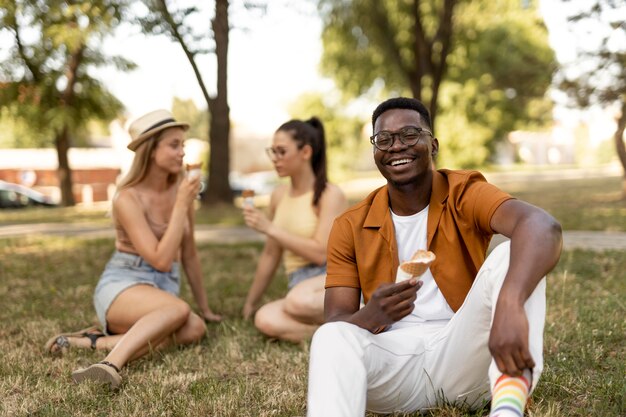 Persone che trascorrono del tempo insieme all'aperto