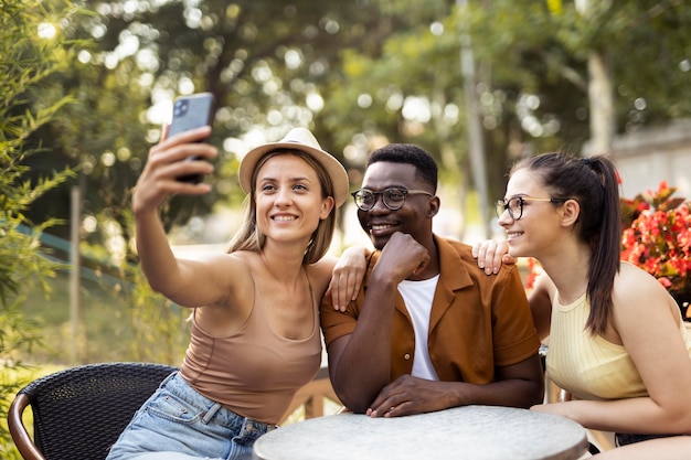 Persone che trascorrono del tempo insieme all'aperto