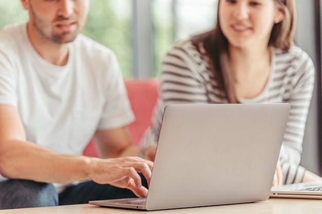 Persone che usano il computer portatile