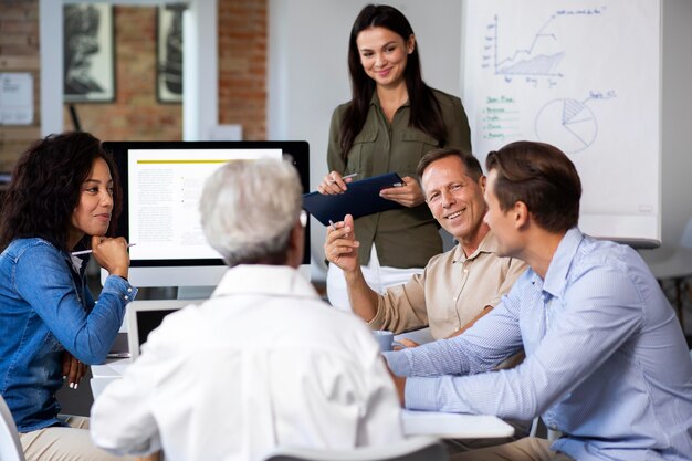 Persone che utilizzano dispositivi digitali durante una riunione