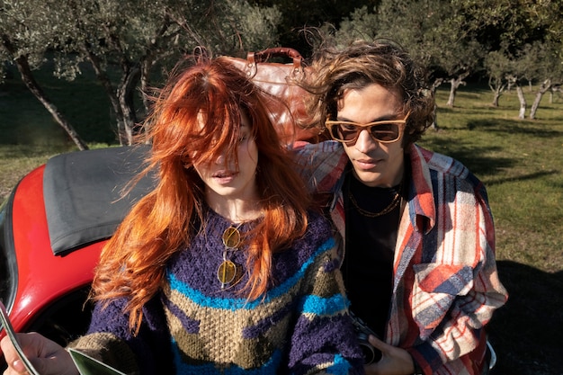 Persone che viaggiano in auto con colpi medi