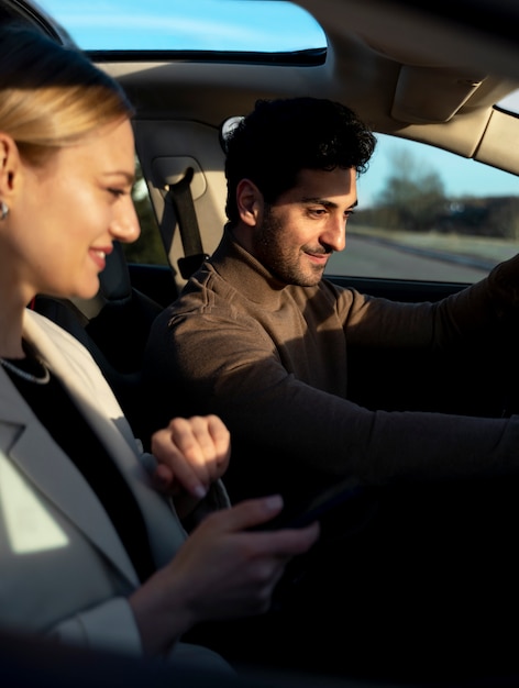 Persone che viaggiano in auto elettrica