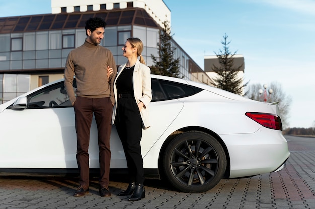 Persone che viaggiano in auto elettrica