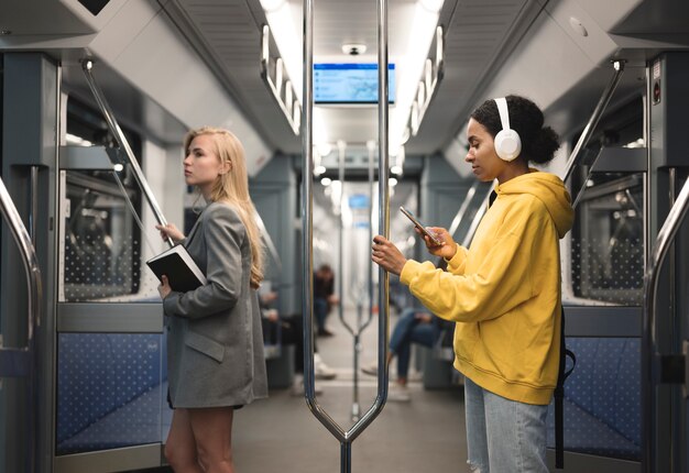 Persone che viaggiano in metropolitana in inverno