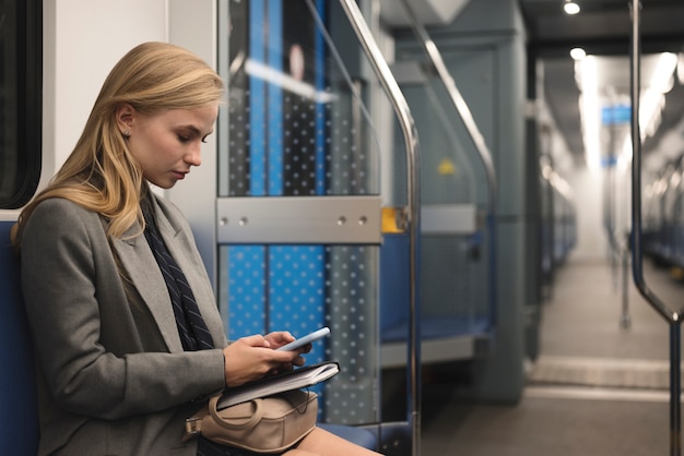 Persone che viaggiano in metropolitana in inverno