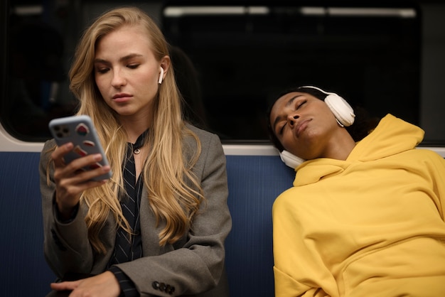 Persone che viaggiano in metropolitana in inverno