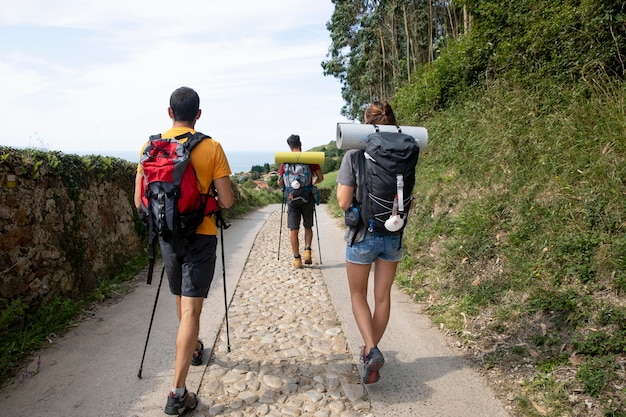 Persone che viaggiano insieme con i loro zaini