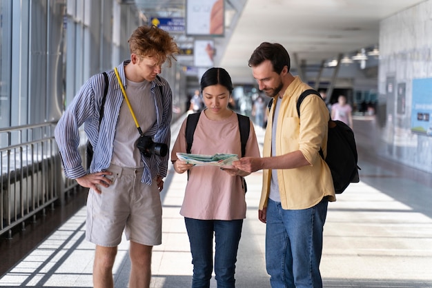 Persone che viaggiano senza preoccupazioni da covid