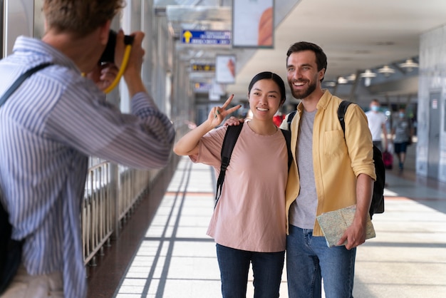 Persone che viaggiano senza preoccupazioni da covid