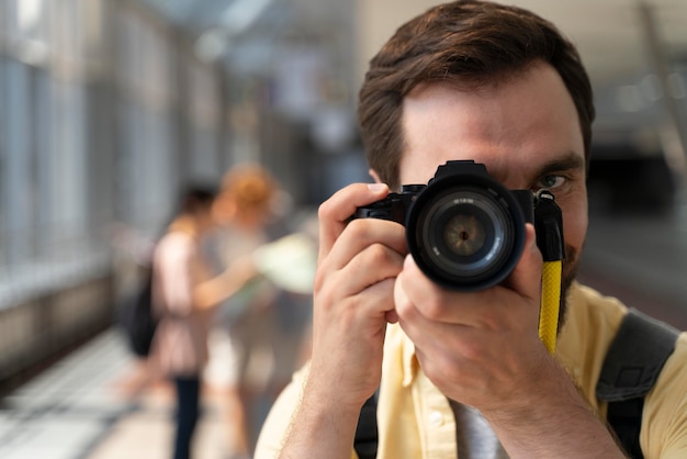 Persone che viaggiano senza preoccupazioni da covid