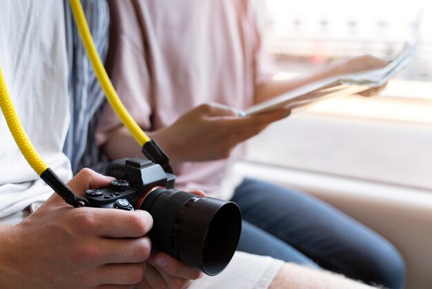 Persone che viaggiano senza preoccupazioni da covid