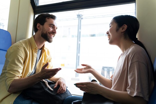 Persone che viaggiano senza preoccupazioni da covid