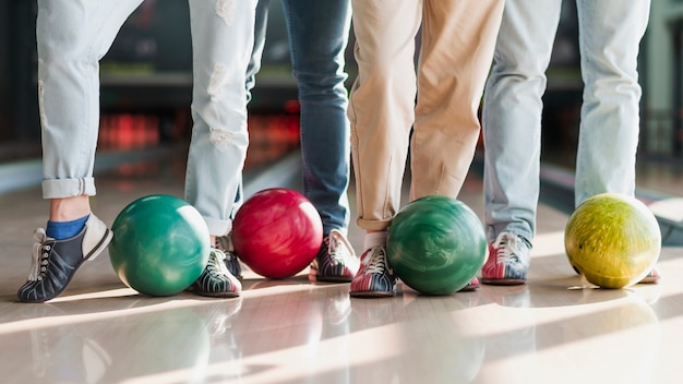 Persone con palle da bowling colorate