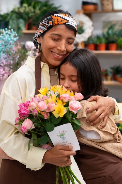 Persone con vista frontale che celebrano la festa della mamma