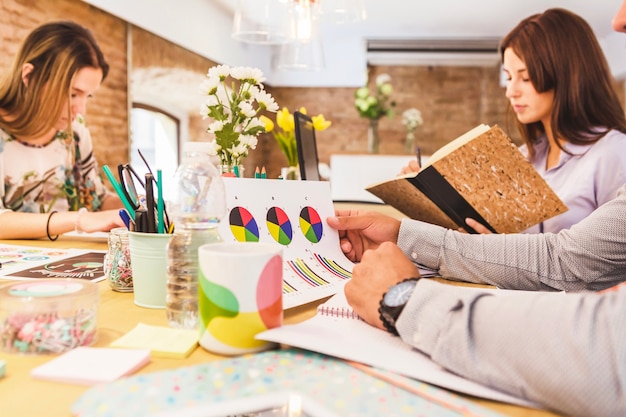 Persone concentrate che lavorano al tavolo