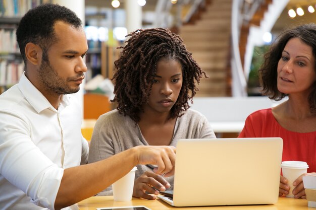 Persone concentrate che lavorano in biblioteca