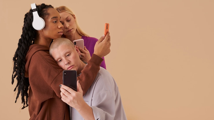 Foto gratuito persone connesse sui social media