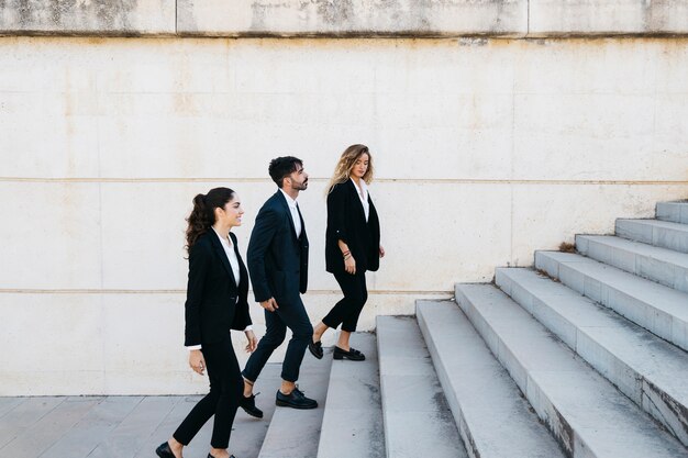 Persone d&#39;affari che camminano al piano superiore