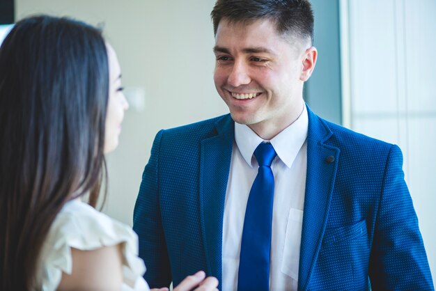 Persone d&#39;affari che conversano vicino