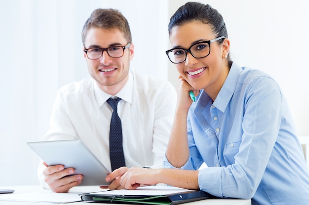 Persone d&#39;affari che lavorano in ufficio con tablet digitale.