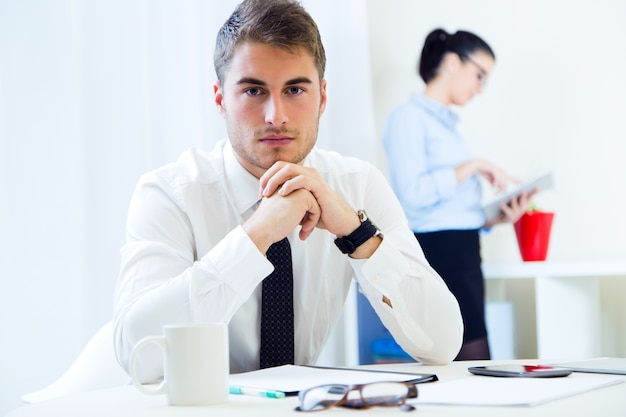 Persone d&#39;affari che lavorano in ufficio con tablet digitale.