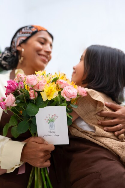 Persone dal basso angolo che celebrano la festa della mamma