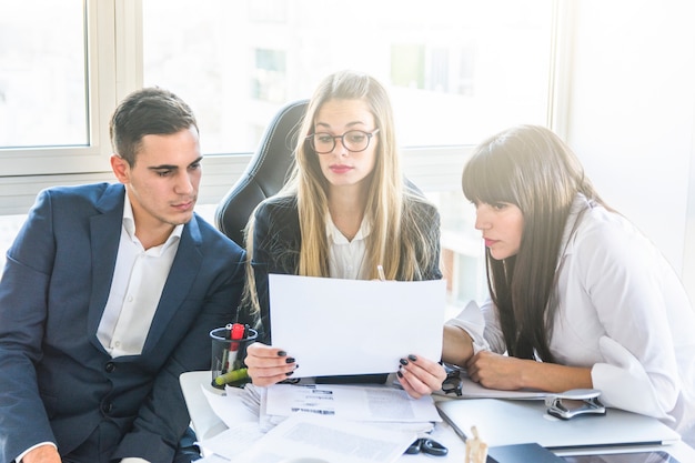 Persone di affari che esaminano documento in ufficio