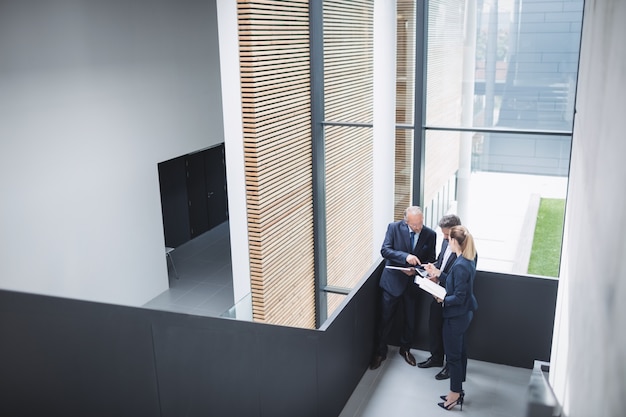 Persone di affari che hanno una discussione in ufficio