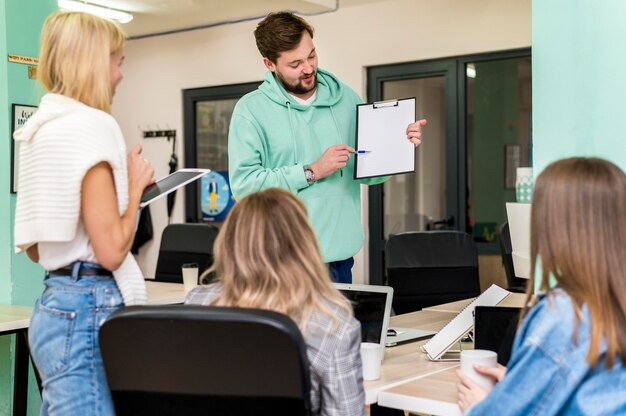 Persone di affari che parlano di un progetto di lavoro