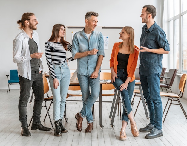 Persone di affari che si incontrano in ufficio