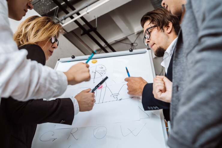 Foto gratuito persone di affari con la lavagna che discutono strategia in una riunione