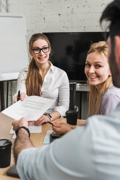 Persone di affari professionali che discutono della strategia aziendale